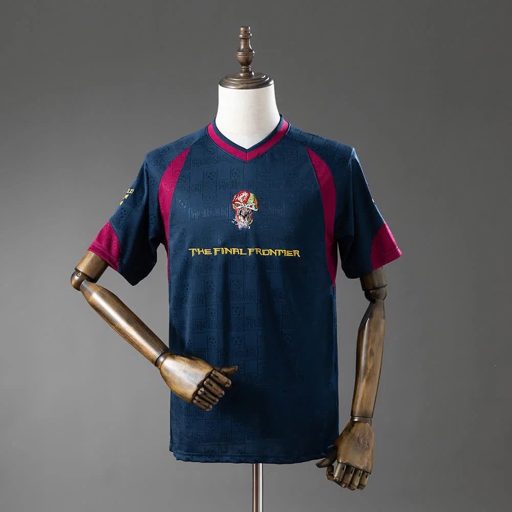 img-1783728575070-0.jpg Camiseta West Ham x Iron Maiden The Final
Frontier Azul Retro - Imagen 1